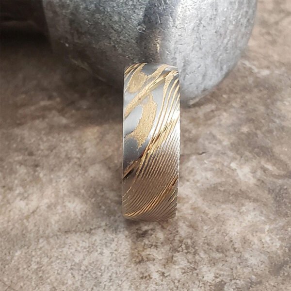 Men's Damascus Steel Band Ring – Personalized Handmade Gift Set with Unique Forged Wave Texture