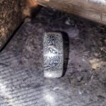 Men's Damascus Steel Ring with Rustic Finish – Stylish Wedding Band with Forged Look