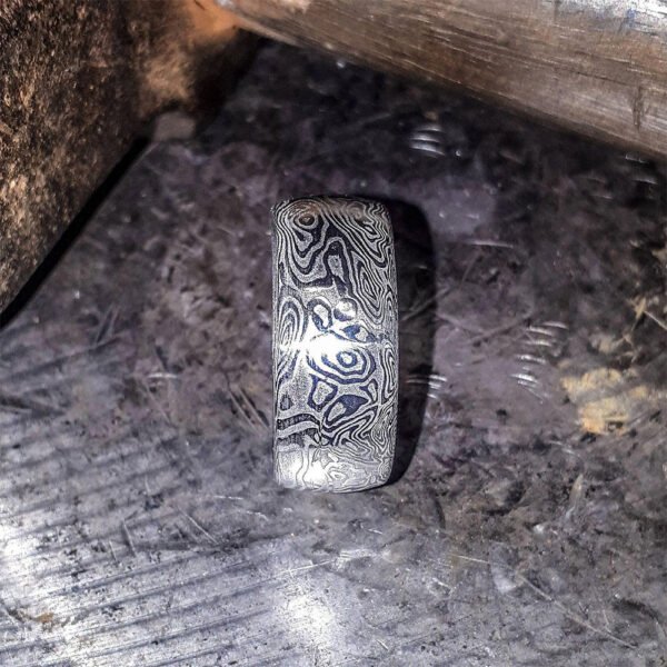 Men's Damascus Steel Ring with Rustic Finish – Stylish Wedding Band with Forged Look