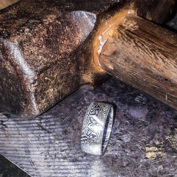 Men's Damascus Steel Ring with Rustic Finish – Stylish Wedding Band with Forged Look