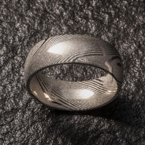 Men’s Handmade Damascus Steel Wedding Ring – Classic Forged Metal Appearance, Personalized Anniversary Gift Set
