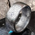Men's Damascus Steel Ring with Rustic Finish – Stylish Wedding Band with Forged Look