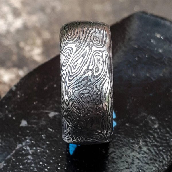 Men's Damascus Steel Ring with Rustic Finish – Stylish Wedding Band with Forged Look