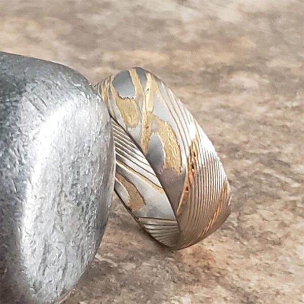 Men's Damascus Steel Band Ring – Personalized Handmade Gift Set with Unique Forged Wave Texture