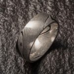 Men’s Handmade Damascus Steel Wedding Ring – Classic Forged Metal Appearance, Personalized Anniversary Gift Set